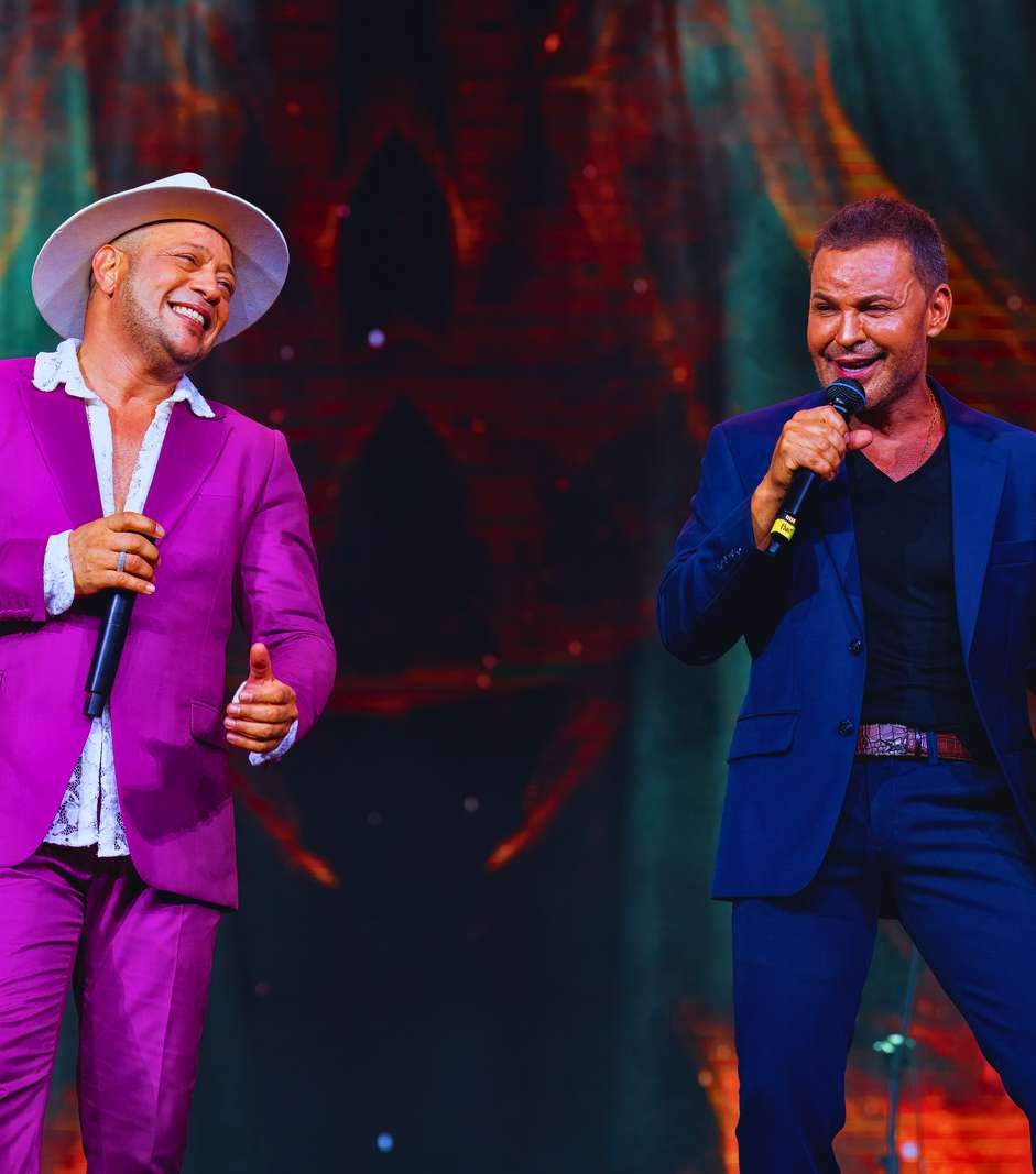 Vagninho cantando em dueto com artista convidado